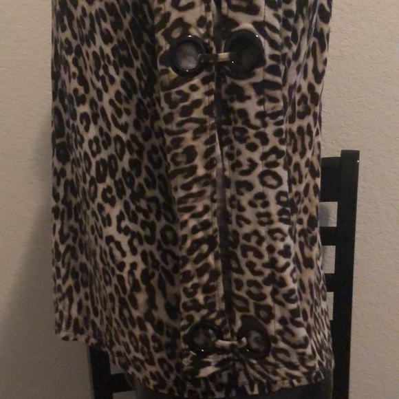 Open long sleeves blouses with cheetah prints.  Size XL. - Picture 4 of 4